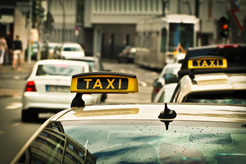 taxis-TENDE-min_road-traffic-car-glass-driving-city-583084-pxhere.com